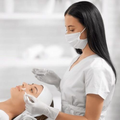 especialista trabajando skincare