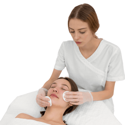 Profesional realizando tratamiento de skincare