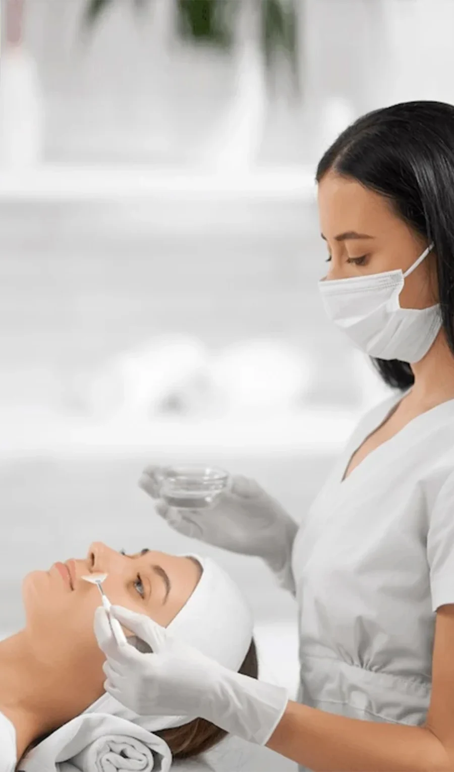 especialista trabajando skincare