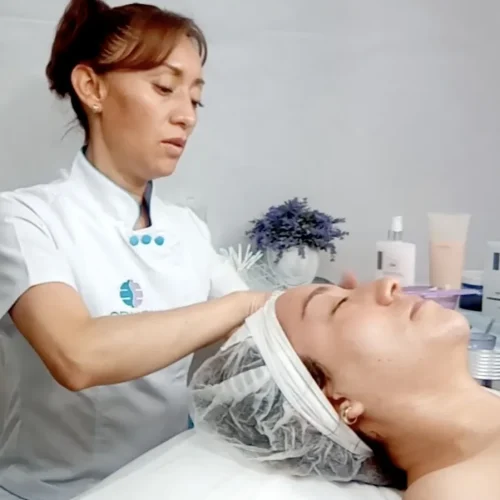 Especialista trabajando skincare